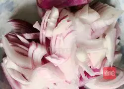 Illustration of how to make chicken breast with onions 2