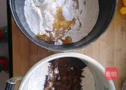 Illustration of how to make two-color sugar rolls wrapped with red beans 1