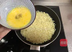 Illustration of how to make instant noodle egg cake 7