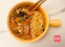 Illustration of how to stir-fry instant noodles 7