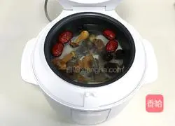 Illustration of how to make mushroom, yam and black-bone chicken soup 6