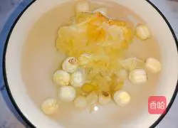 Illustration of how to make lotus seeds, yam, white fungus, lily and millet paste 2