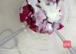 Illustration of how to make two-color yogurt shake 4