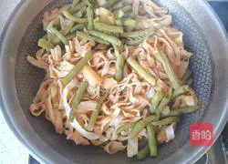 Illustration of how to make stewed potatoes, beans and noodles 13