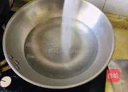 Illustration of how to simmer radish in chicken soup 3