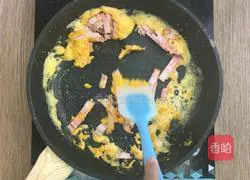 Illustration of how to make fried pasta with salted egg yolk and bacon 7