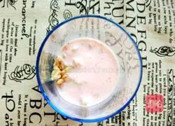 Illustration of how to make fresh fruit oatmeal yogurt cup 4