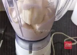 Illustration of how to make banana milkshake 3