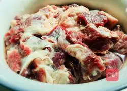 Illustration of how to make radish and beef brisket in clear soup 1