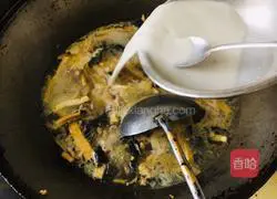 Illustration of spicy and sour shredded pork soup 11