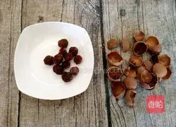 Illustration of how to make nourishing longan, red dates and black rice soup 3