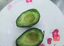 Illustration of how to make avocado milkshake 1