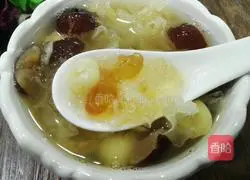 Illustration of how to make peach gum and white fungus soup 9
