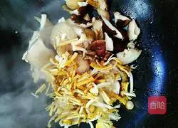 Illustration of how to make mushroom and meat slices soup 6