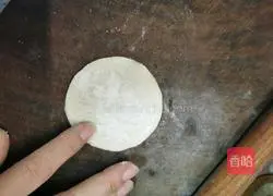 Illustration of how to make dumpling skin scallion pancakes (quick breakfast) 6