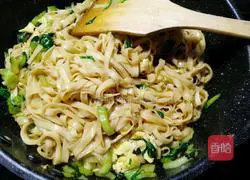 Illustration of how to make fried rape and egg noodles 16