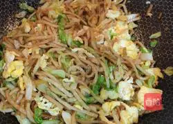 Illustration of how to make cabbage and egg fried pancakes 9