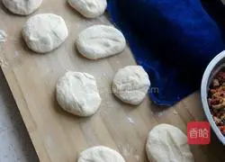 Illustration of how to make steamed buns with vegetarian stuffing 5