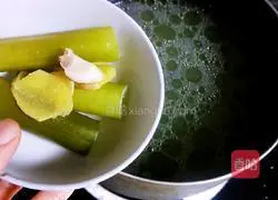 Illustration of how to make chicken soup noodles 14