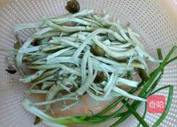 Illustration of how to make tea tree mushroom chicken soup 4