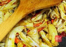 Illustration of how to stir-fry duck intestines with double peppers 8