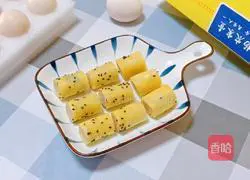 Illustration of making sausage and egg cake skewers 12