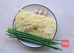 Illustration of how to make noodles with scallion oil 1