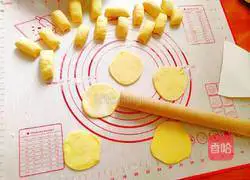 Illustration of how to make a bouquet of yellow flowers 12