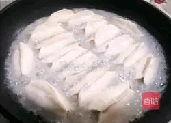Illustration of how to make sesame and onion pan-fried pot stickers 2