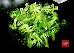 Illustration of how to make broccoli in oyster sauce 2