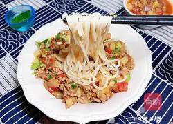 Illustration of how to make noodles with minced meat and double eggplants (10 minutes of quick braised noodles)