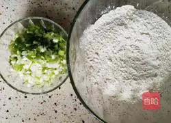 Illustration of how to make delicious home-style scallion pancakes 1