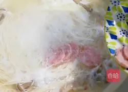 Illustration of how to make hot noodle soup 7