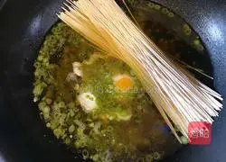 Illustration of how to cook beans and noodles in three minutes 5