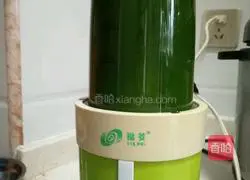 Illustration of how to make green hot dog rolls 3