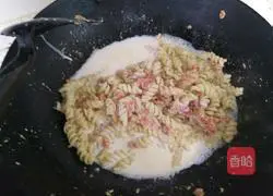 Illustration of how to make tomato cream spiral pasta 9