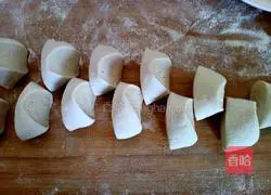 Illustration of how to make peanut filling sugar buns 5