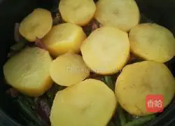 Illustration of how to make braised noodles with potatoes, beans, kelp and beef 3