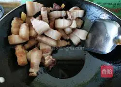 Illustration of the classic sugar coloring method for braised pork 1