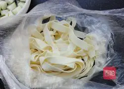 Illustration of making braised noodles with diced eggplant 2