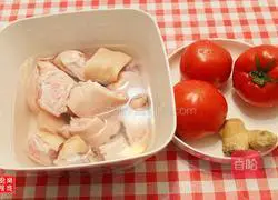 Illustration of how to make tomato and pig trotter soup 1