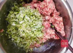 Illustration of how to make cabbage and pork buns 4