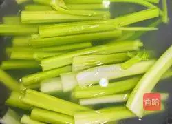 Celery and persimmon egg pancake, a magical combination! Illustration of how to make it 1