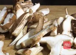 Illustration of how to make mushroom and poached egg noodle soup 1