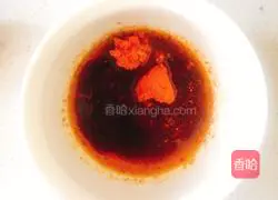 Red oil Illustration of how to make soft-boiled egg and dragon beard noodles 3