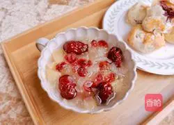 Illustration of the simple health pot version of cranberry and white fungus soup 8