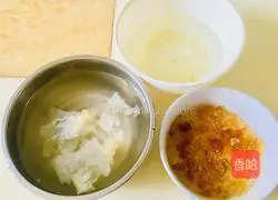 Illustration of how to make soap locust, rice peach gum and tremella soup 4