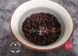 Illustration of how to make black rice, lotus seed and lily soup 2
