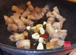 Illustration of how to cook pork with spring bamboo shoots 7