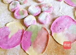 Illustration of how to make colorful dumplings (pork and garlic stuffing) 10